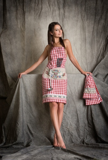 Skinny amateur model Lorena G gets rid of her apron & shows her hot nude body
