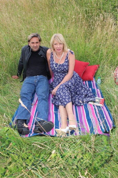 Blonde amateur granny Amy bends over to suck dick and gets rammed outdoors