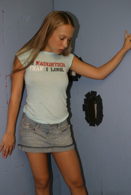 American slut Jamie Elle goes 1 on 1 with a black dick at a gloryhole