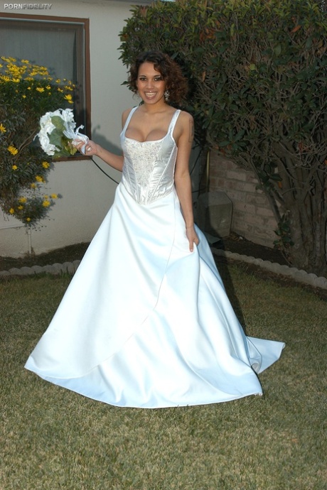 Latina bride Renae Cruz hikes her wedding dress to masturbate on the lawn