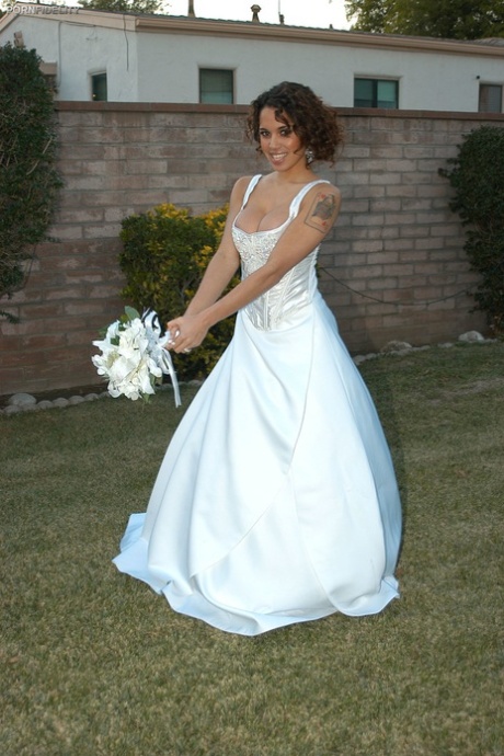 Latina bride Renae Cruz hikes her wedding dress to masturbate on the lawn