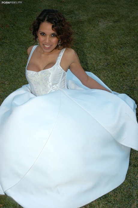 Latina bride Renae Cruz hikes her wedding dress to masturbate on the lawn