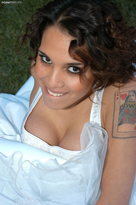 Latina bride Renae Cruz hikes her wedding dress to masturbate on the lawn