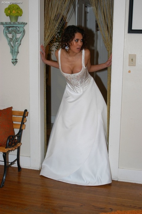 Latina bride Renae Cruz hikes her wedding dress to masturbate on the lawn