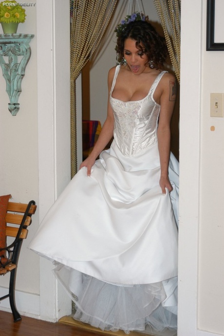 Latina bride Renae Cruz hikes her wedding dress to masturbate on the lawn