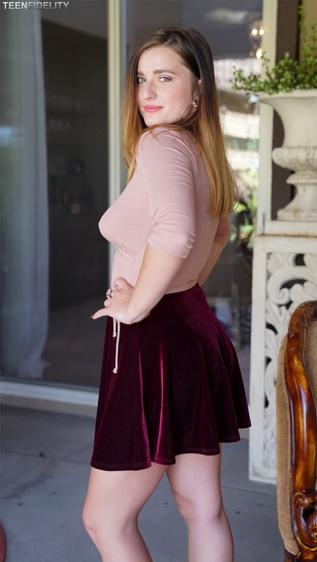Amateur teen girl Dakota Rain reveals natural titties & tight pussy