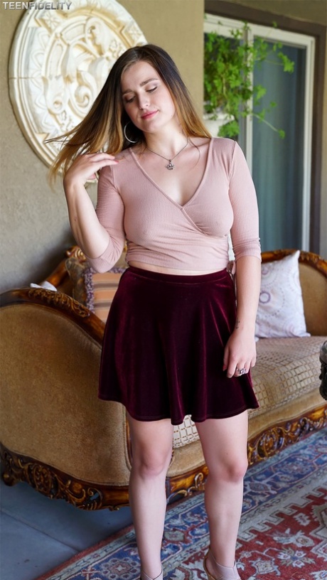 Amateur teen girl Dakota Rain reveals natural titties & tight pussy