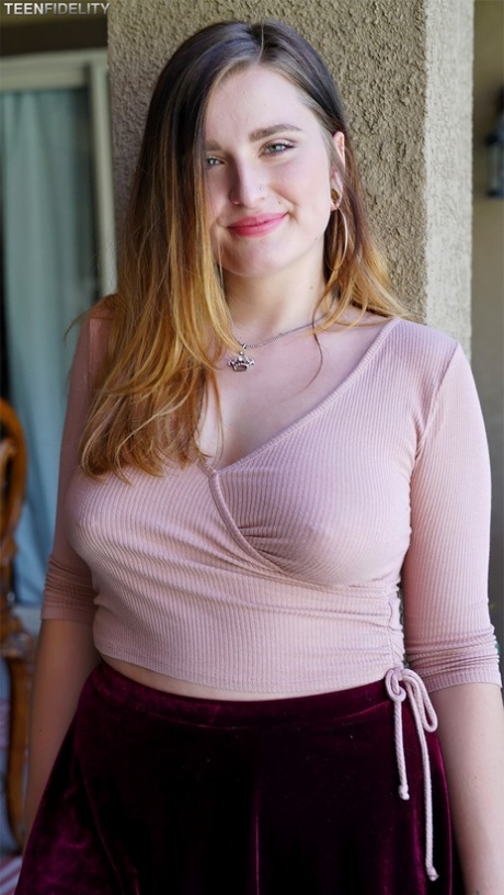Amateur teen girl Dakota Rain reveals natural titties & tight pussy
