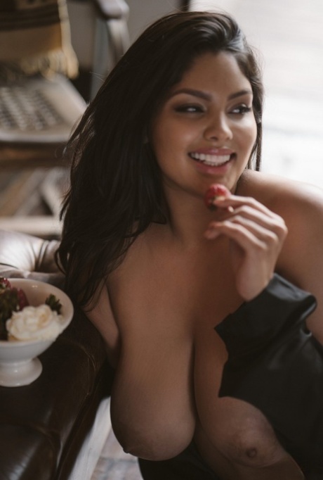 Stunning Mexican babe with big tits Jocelyn Corona showing off at her house