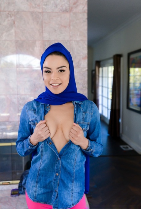 Hottie Maya Bijou pays the movers with deepthroat cowgirl ride in head scarf