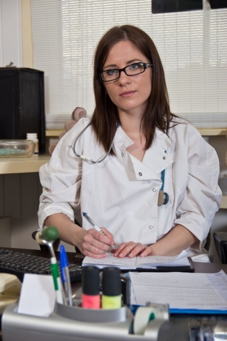 Nerdy brunette doctor Jessica Rox seduces an old patient and rides his dong