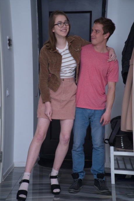Amateur nerd Eliza Thorne loses her virginity with her short boyfriend