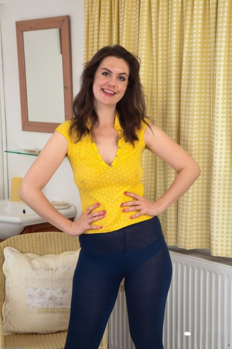 Mature brunette Melissa strips her yoga pants and spreads her hairy pussy