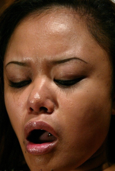 Fucking Machines performed by Annie Cruz XXX Pics
