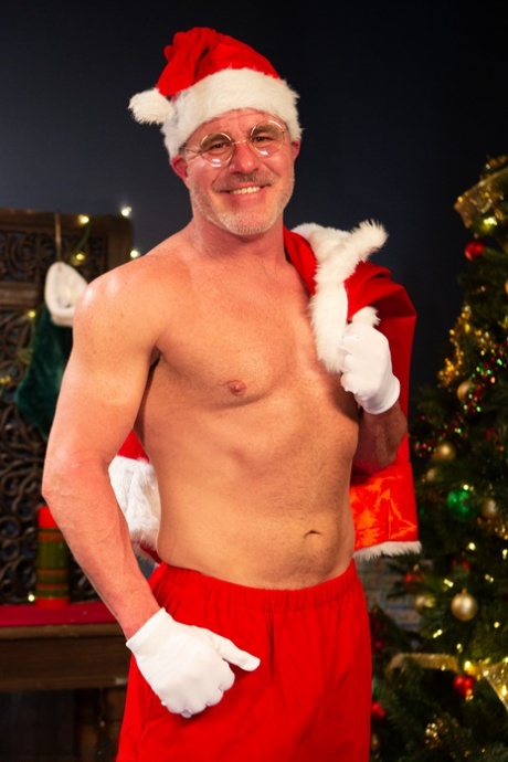 Big-assed MILF Syren de Mer rides Santa's dick after a BDSM pegging & facesit