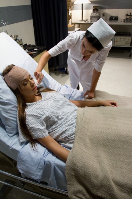 Kinky lesbian nurse Bailey Brooks resuscitates a patient with a pussy licking