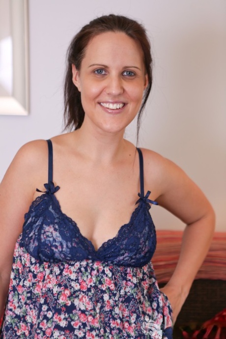 Amateur brunette fatty Sasha sheds her shorts & spreads her shaved pussy wide