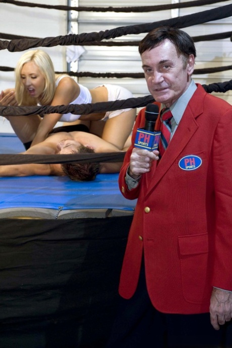Centerfold boxer Jessica Lynn rides cock in the ring & takes a facial