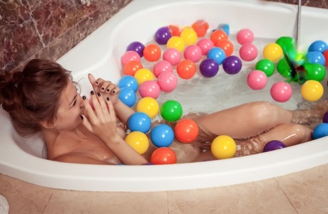 All-natural babe Emma Sweet washes her hot body with tan lines in the bathtub