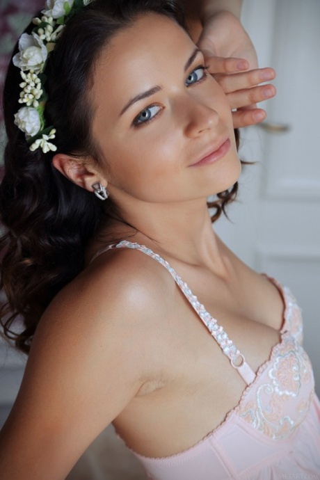Glamour babe Ardelia A shows her beautiful breasts and her yummy pussy