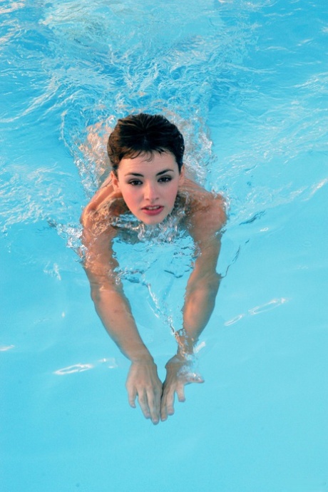 Beautiful swimmer Maritza shows her lovely tits & her awesome bush
