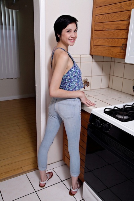 Dark haired babe with a big ass Cadey Mercury toys her trimmed vagina