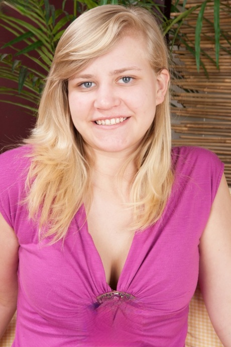 Amateur blonde Roxy Lovette removes her pink dress and flaunts her teen pussy