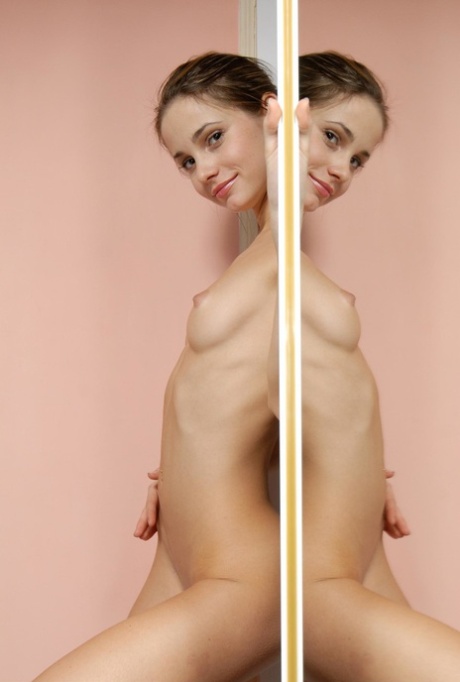 Petite glamour babe Irin shows every inch of her perfect naked body