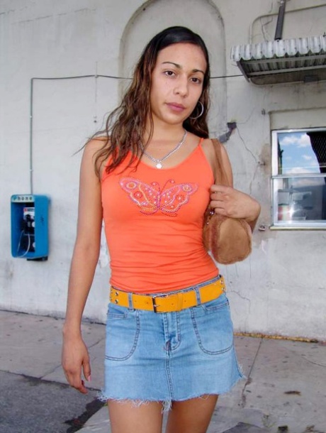 Kinky amateur Veiga shows her shaved clam in front of a stranger
