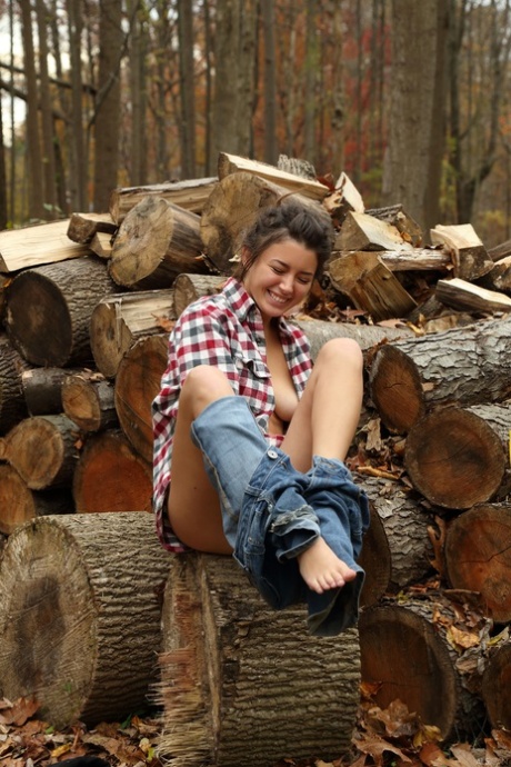 Curvy amateur lumberjill Daisy Haze strips & masturbates outdoors