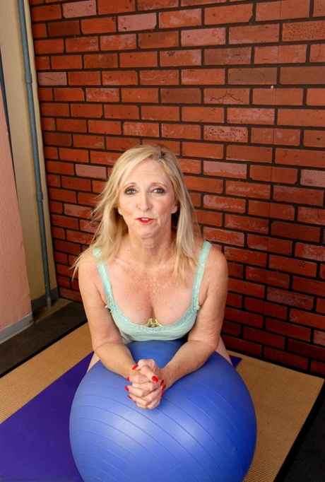 Naughty MILF Annabelle strips & spreads her shaved pussy during a workout