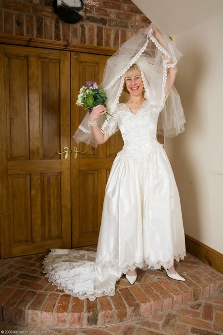 Amateur bride Hazel strips off her wedding dress and teases with her big ass