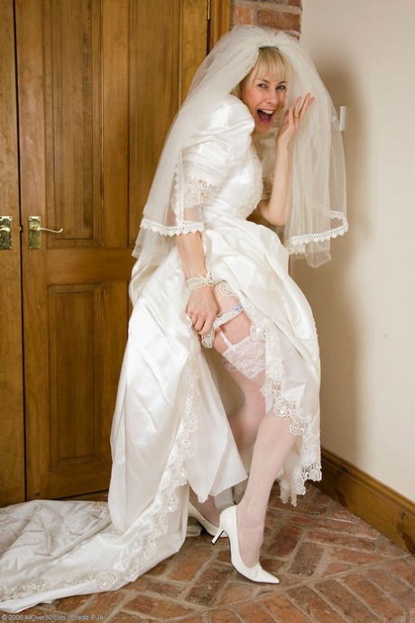Amateur bride Hazel strips off her wedding dress and teases with her big ass