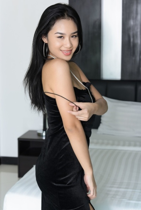 Sexy woman Kahlisa reveals her perfect breasts and hairy muff in a solo