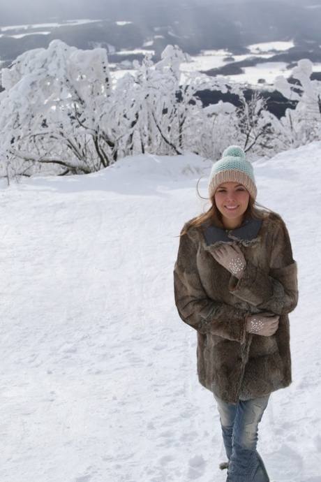 Slender glamorous babe Clover teasing nude outdoors in the snow
