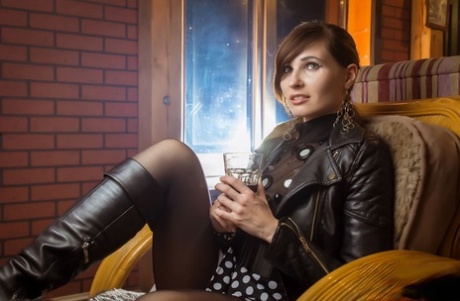 Sexpot in boots Jeny Smith gives an arousing upskirt in pantyhose in public