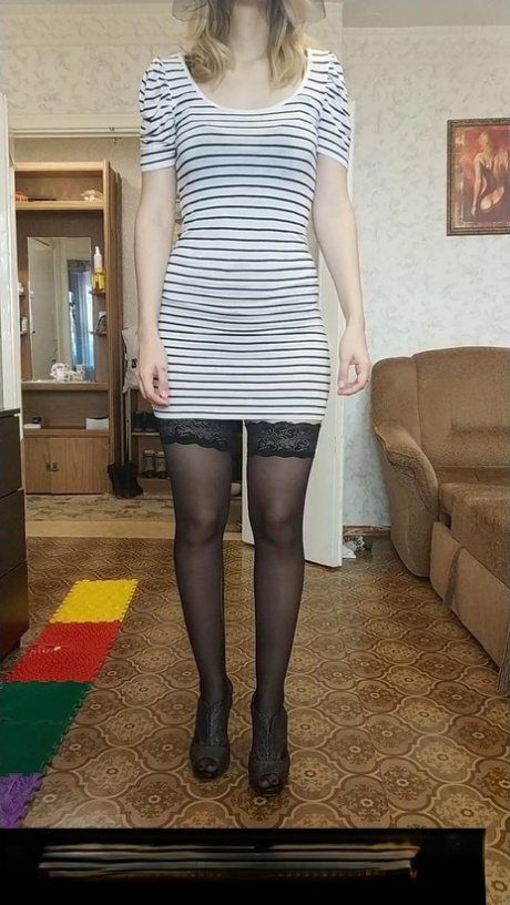 Amateur babe Snickers Baby lifts up her dress and reveals her amazing big ass