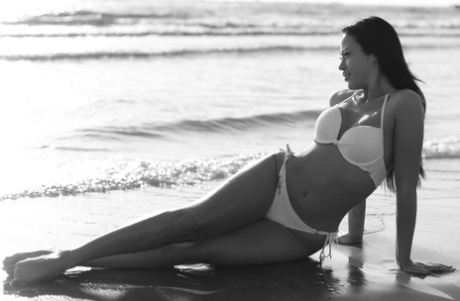 Sexy babe Julia Joy shows her beautiful body wearing a bikini at the beach
