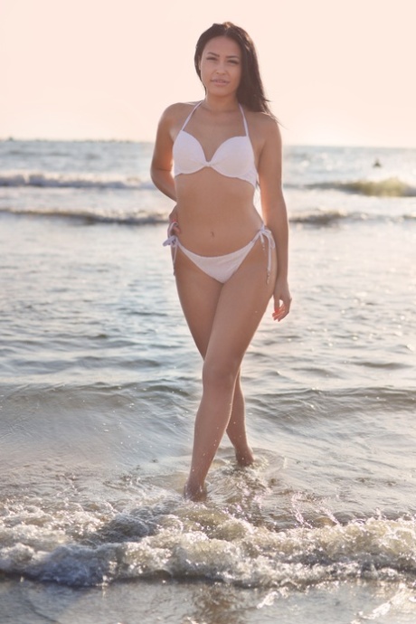 Sexy babe Julia Joy shows her beautiful body wearing a bikini at the beach