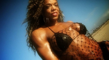 Stunning muscular MILF Alexis Ellis flaunts her hot booty outdoors