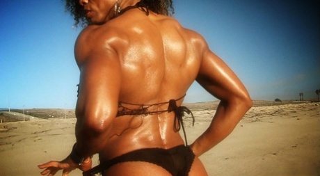 Stunning muscular MILF Alexis Ellis flaunts her hot booty outdoors