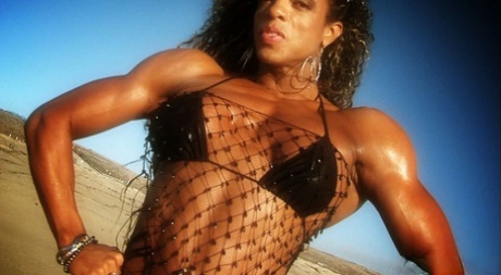 Stunning muscular MILF Alexis Ellis flaunts her hot booty outdoors