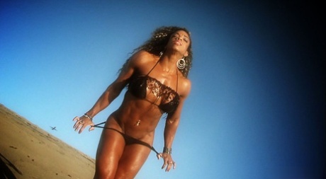Stunning muscular MILF Alexis Ellis flaunts her hot booty outdoors