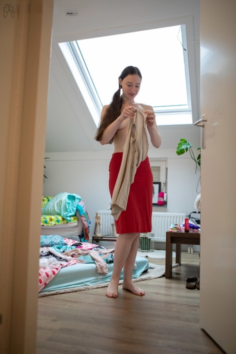 Australian amateur babe Zina B gets spied on while dressing in her room