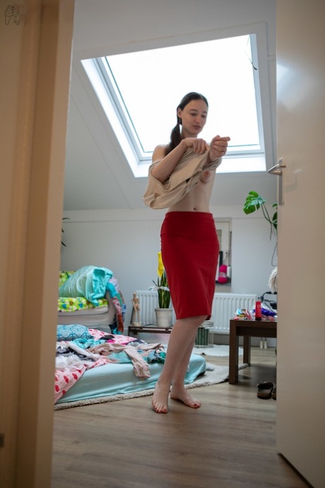 Australian amateur babe Zina B gets spied on while dressing in her room
