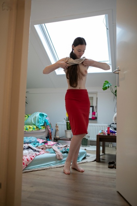 Australian amateur babe Zina B gets spied on while dressing in her room