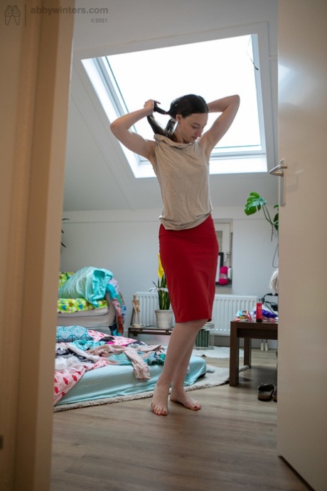 Australian amateur babe Zina B gets spied on while dressing in her room