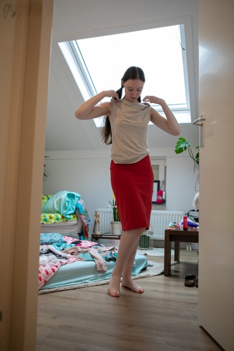 Australian amateur babe Zina B gets spied on while dressing in her room