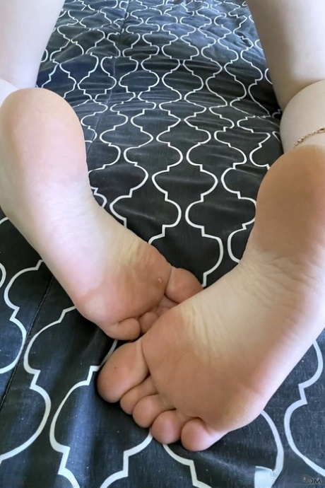 Petite girlfriend Cecelia Taylor strips & shows her hot feet & holes up close