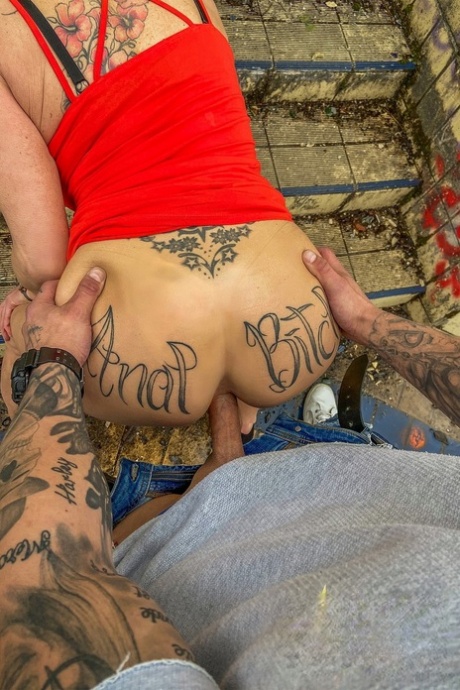 Chubby brunette Julia Exclusiv getting a good outdoor anal dicking